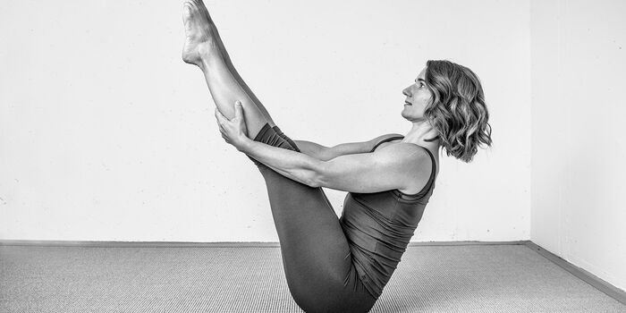 Pilates-Übung auf der Matte: Abigail Jungen in der Boot-Position