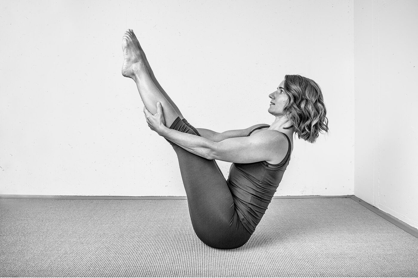Pilates-Übung auf der Matte: Abigail Jungen in der Boot-Position